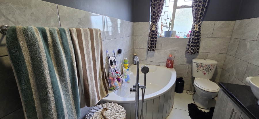 4 Bedroom Property for Sale in Carters Glen Northern Cape